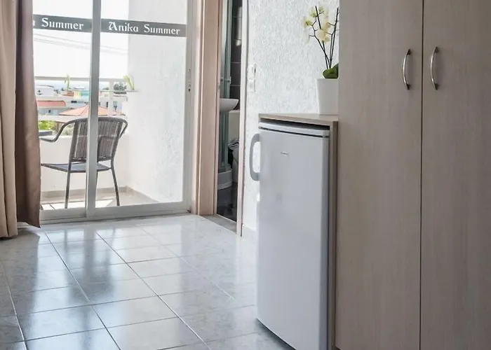 Essential Summer - Adults Only فاليراكي